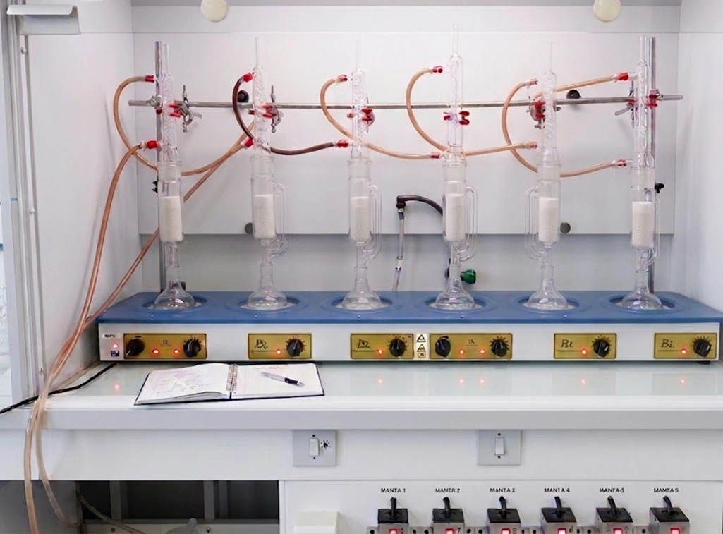 Laboratory installation with multiple Soxhlet extraction systems
