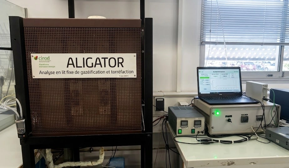 ALIGATOR laboratory fixed-bed reactor (CIRAD biomass-energy platform) with its data-acquisition system