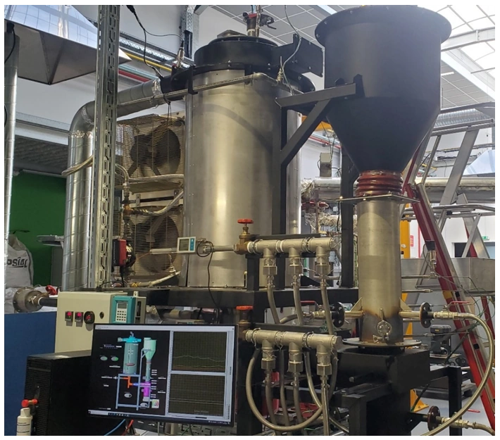 Semi-industrial pilot installation for autothermal oxidative pyrolysis